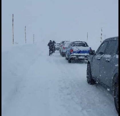 Desde Los Molles hasta Las Leñas es obligatorio el uso de cadenas en los vehículos y las autoridades mendocinas recomiendan extremar las precauciones al circular por las intensas nevadas