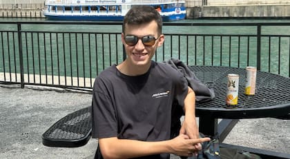 Desde los tres meses, Matías comenzó con terapia física, y a medida que creció, incorporó la terapia ocupacional y del lenguaje.