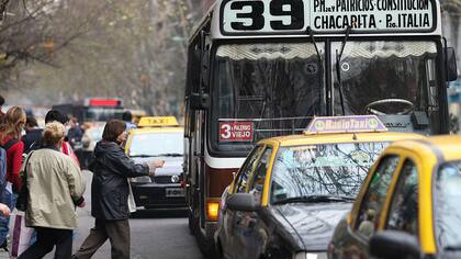 Desde mañana viajar en colectivo costará, como mínimo, $ 6; para trenes el precio base será de 2 pesos