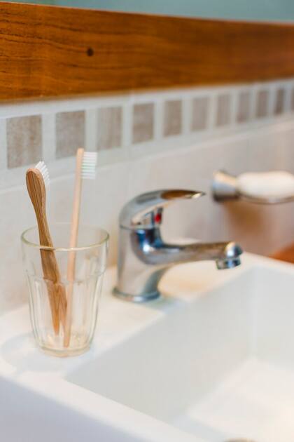 Desde mantener el cepillo vertical hasta bajar la tapa del inodoro siempre que se usa: los consejos del experto