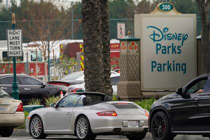 Desde marzo, Disneyland en California permanece cerrado por la mandemia; en julio, el Disneyworld de Florida abrió sus puertas