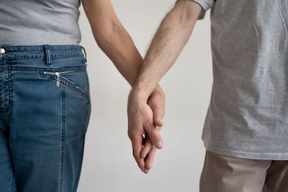 Desde miradas hasta posturas, las señales son muy frecuentes cuando alguien se siente atraído por otra persona