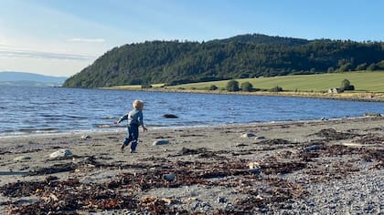 Desde muy pequeños, los chicos aprenden a convivir con la naturaleza y salen a ella sin importar el clima.