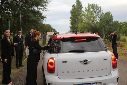 Desde muy temprano, el equipo de la organización de la boda estuvo atento a la llegada de los invitados. Los novios primero enviaron un Save The Date vía WhatsApp, luego la invitación con el acceso, que fue mediante un código QR. El expresidente Mauricio Macri fue invitado, pero está de viaje, fuera del país. El actual jefe de Gobierno de la Ciudad de Buenos Aires, Jorge Macri, no fue invitado