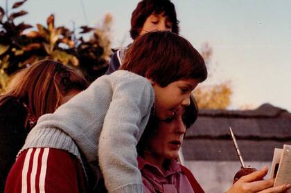 Desde niño que Luciano es un apasionado de la música. En la foto, junto a su tía, la única pariente que compartía de la misma manera su pasión (1980).