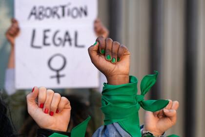 Desde noviembre de 2024, el aborto es legal en Arizona hasta el punto de viabilidad fetal, que ocurre cuando el feto puede sobrevivir fuera del útero con asistencia médica