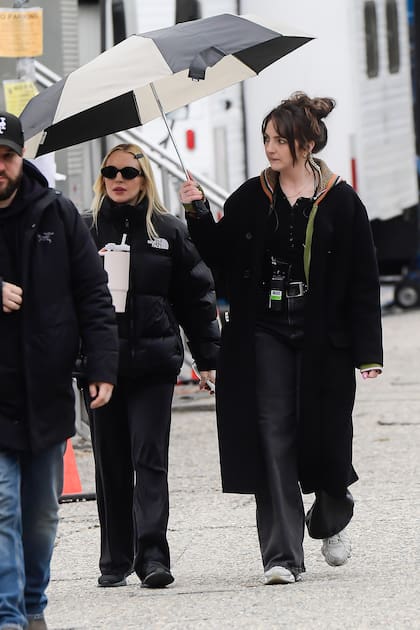 Desde Nueva York, Lindsay Lohan está inmersa en el rodaje de Count My Lies, la nueva miniserie que protagoniza junto a Shailene Woodley y Kit Harington, basada en la novela de Sophie Stava y producida por los creadores de This Is Us. La historia está centrada en una mentirosa compulsiva que se convierte en niñera de una glamurosa pareja, sin saber que se involucró en un hogar lleno de peligrosos secretos que están a punto de develarse