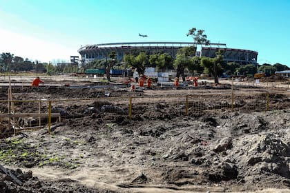 Desde octubre pasado, hay camiones, excavadoras y otras máquinas que emparejan el terreno, vuelcan hormigón y abren zanjas por donde pasarán las redes de los servicios públicos en nuevas calles y veredas