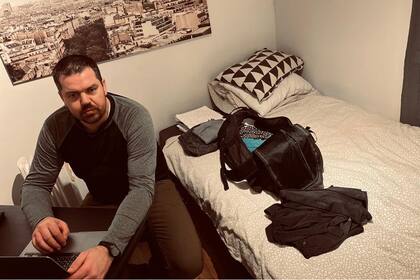 Desde Oslo, ciudad en la que vive desde 2019, Fabricio Donati se debate entre venir a pasar las Fiestas a Argentina o quedarse por temor a los cireres de fronteras