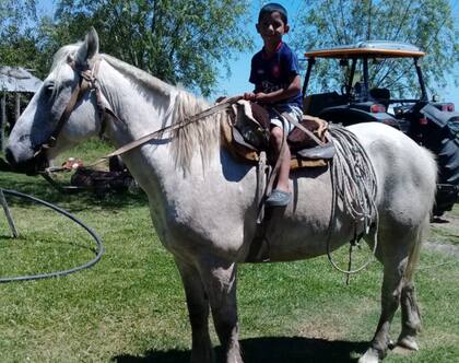 Desde pequeño aprendió a andar solo en su caballo, al que apodó “la tortuga”, por lo lento y mañero que era hacerlo trotar y aun más galopar