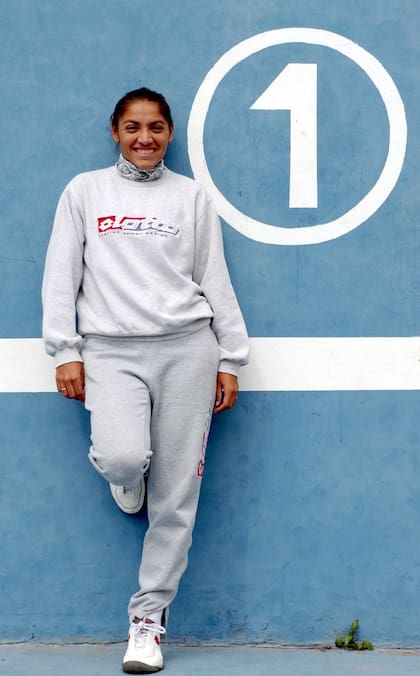 Desde Pergamino trepó al N° 1 de dobles en 2002, encumbrándose como la primera argentina de la historia -hombre o mujer- en lograr un primer puesto oficial en el circuito profesional