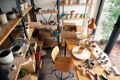 Desde pintar hasta tejer o tocar un instrumento: hacer algo con las manos conecta con las emociones.