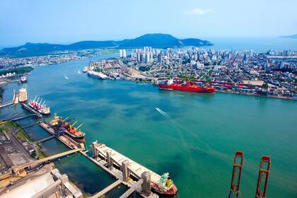 Desde puertos como el de Santos, durante el primer semestre del año los despachos de soja brasileña totalizaron 66.259.907 toneladas, un 1,6% por encima de las 65.247.776 toneladas de igual segmento de 2023