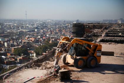 Desde que comenzó la demolición ya fueron derribados cinco pisos, la rampa de entrada del fallido hospital y las dos plantas que antecedían a las torres
