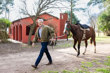 Desde que desembarcaron en el campo, hace más de dos años, Ivo y su hermano trabajan para reconvertirlo: antes, había allí una plantación de arándanos.