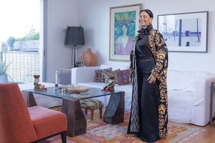 Desde que están juntos, Verónica y Gustavo se organizan para que sus agendas coincidan: si ambos tienen compromisos en Buenos Aires, hacen base en la zona de Puerto Madero, donde tienen este departamento con grandes ventanales que miran a la Reserva Ecológica Costanera Sur. También tienen una casa en Colonia, Uruguay