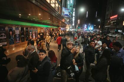 Desde que la calle Corrientes restringió la circulación de vehículos en algunos carriles de su traza los peatones pudieron aprovechar mejor la oferta nocturna, entre la gastronomía y el teatro