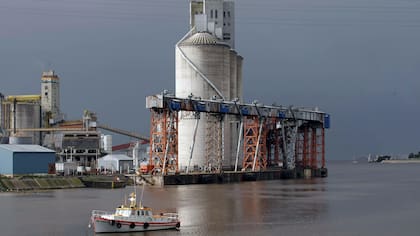 Desde que la tripulación abandonó el barco Caribea, vecinos aseguran escuchar voces que lo rondan