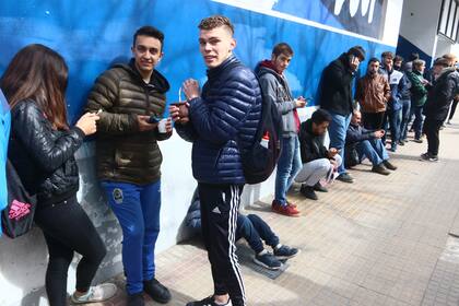 Desde que Maradona mostró predisposición para dirigir al Lobo, los hinchas hicieron largas colas para asociarse