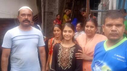 Desde que Pooja regresó a casa, sus vecinos han ido a visitarla