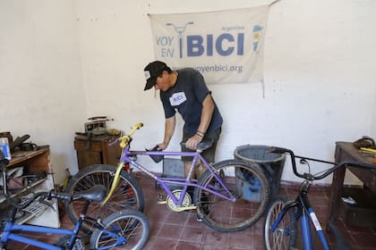 Desde que recuperó su libertad, Alejandro repara bicicletas para la Fundación Voy en Bici; al verlo trabajar, los vecinos también le acercan sus rodados para que los arregle