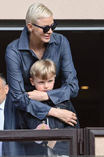 Desde que regresó a Mónaco, la princesa consorte aprovecha cada instante con sus hijos, a quienes les demuestra públicamente su cariño.