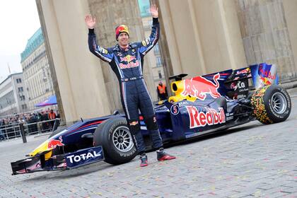 Desde que se estrenó como escudería, en 2005, Red Bull, siempre tan afín a la promoción mediática, ha llevado la Fórmula 1 a las calles e incluso anduvo por el Obelisco porteño; Sebastian Vettel ha sido su conductor estelar, con el que ganó todos los campeonatos de pilotos y equipos entre 2010 y 201