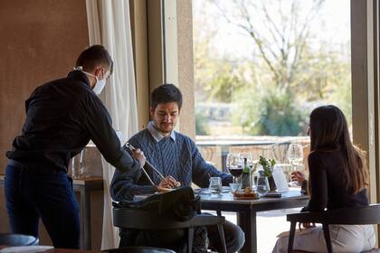 Desde que se habilitó el turismo interno, las bodegas que tienen restaurantes están a full con sus servicios, donde los maridajes sorprenden a todos.