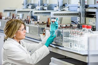 ¿Qué significa que un medicamento sea seguro? Innovación, calidad y ciencia detrás de cada etapa