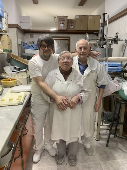 “Desde que tengo uso de razón fabrico pastas. Primero se trató de un simple juego infantil. Tengo recuerdos de las altas estanterías de tomates y de las “luchas” con las bolsitas de queso que con mi hermano usábamos de guantes de boxeo"(risas), recuerda Luis