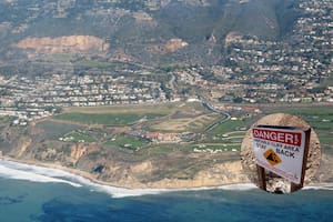 Desde septiembre de 2023, la ciudad de Rancho Palos Verdes sufre las consecuencias de las fuertes lluvias; la humedad en la tierra hace que se desplace y provoque derrumbes, fisuras y daños en las propiedades