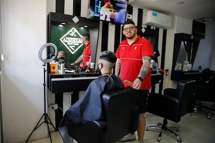 Desde su barbería en Lugano, Hernán Díaz cuenta que siempre votó al peronismo 
