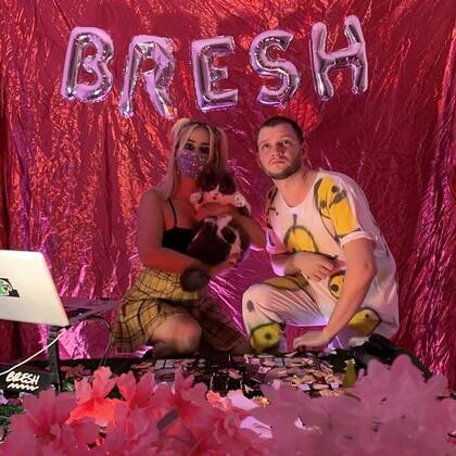 Desde su casa, el DJ Alejandro Saporiti a.k.a b.r.o.d.e.r y junto a su novia, realizaron una de las fiestas más concurridas de toda la web.