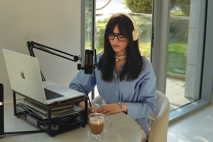 Desde su casa, en
el District One Crystal Lagoons de Dubái, un emprendimiento de ultralujo a diez
minutos del icónico Burj Khalifa, graba “Habibi Come to Dubai”, su podcast