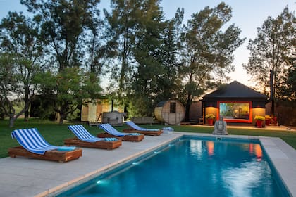 Desde su cuarto (el anexo que se observa al fondo), Pancho tiene una increíble vista hacia el jardín con pileta, jacuzzi y sauna.