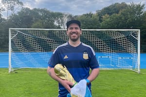 Por aire, tierra y mar: la odisea del argentino que recorre el mundo para conseguir la firma de los campeones de Qatar