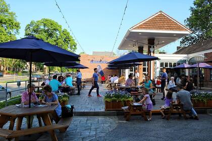 Desde su implementación, 74 restaurantes cerraron y el empleo en gastronomía cayó 3,5% en la capital estadounidense