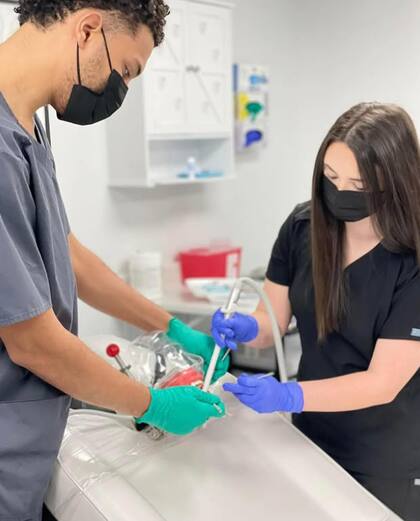 Desde su inauguración en mayo de 2023, la academia es clave para que decenas de latinas consigan empleo estable en el área de la salud