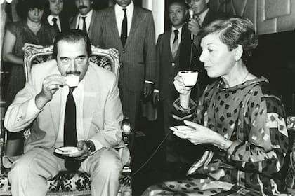 Desde su partida a Madrid, Isabel Perón retornó muy pocas veces a la Argentina; aquí, junto al presidente Raúl Alfonsín
Foto : Alfredo Sanchez

