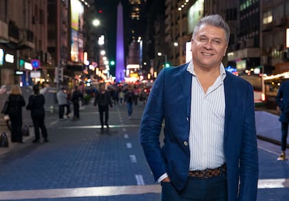 Desde su productora, Alberto Raimundo le apuesta al teatro y a este gran espectáculo que brilla en calle Corrientes.