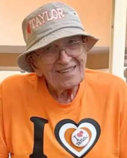 Desde su residencia en Remington Heights, Nebraska, Frank Uryasz Jr. lidera un club de fans de Taylor Swift (Captura/YouTube)