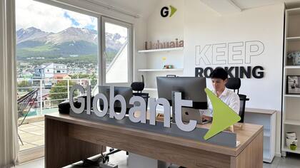 Desde sus oficinas, David ve las montañas nevadas