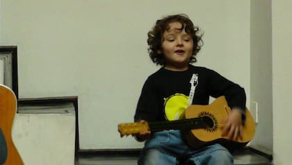 Desde sus primeros años de vida Francisco estuvo rodeado de una familia dedicada plenamente al mundo artístico, lo que alimentó su deseo de convertirse en cantante