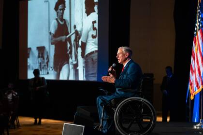 Desde sus primeros años, Greg Abbott destacó como líder estudiantil y un entusiasta atleta