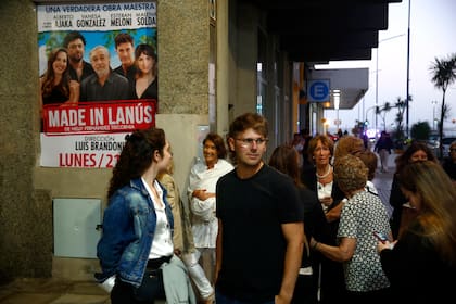 Desde temprano, aún con la luz del día sobre la avenida Pedro Luro, el público hizo fila en la puerta del Atlas para presenciar el debut de la icónica pieza