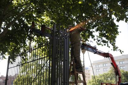 Desde temprano están trabajando para remover las rejas