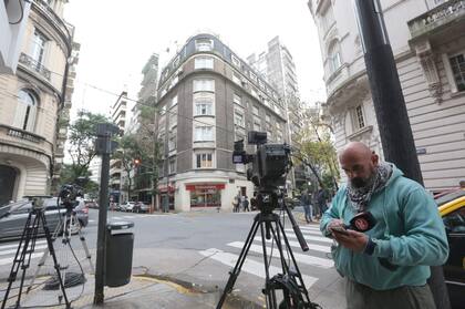 Desde temprano hay guardia periodística en la puerta de la casa de Cristina Kirchner