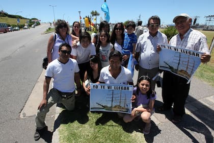 Los Maman, a la espera de Alejandro Maman, uno de los marinos que estuvo en la Fragata durante todo su periplo