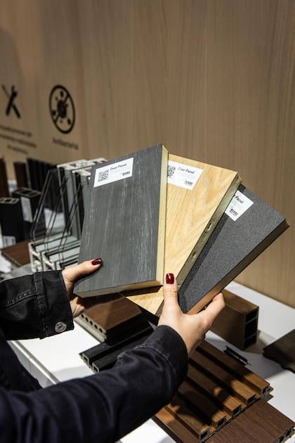 Desde tonos que replican la madera hasta propuestas que simulan hierro pintado al horno, el revestimiento Door Panel, se presenta en una amplia variedad de tonos para favorecer la coherencia visual en las fachadas.