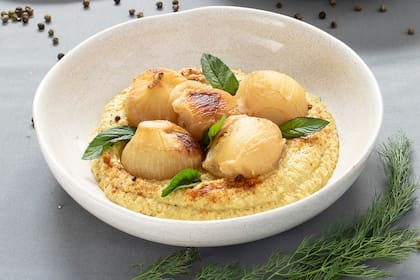 Desde Treinta Sillas, Ezequiel ofrece cebollines braseados al horno con agua, manteca y miso blanco.